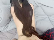 Pareja china teniendo sexo en la cama