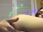 Adolescente juega con su coño